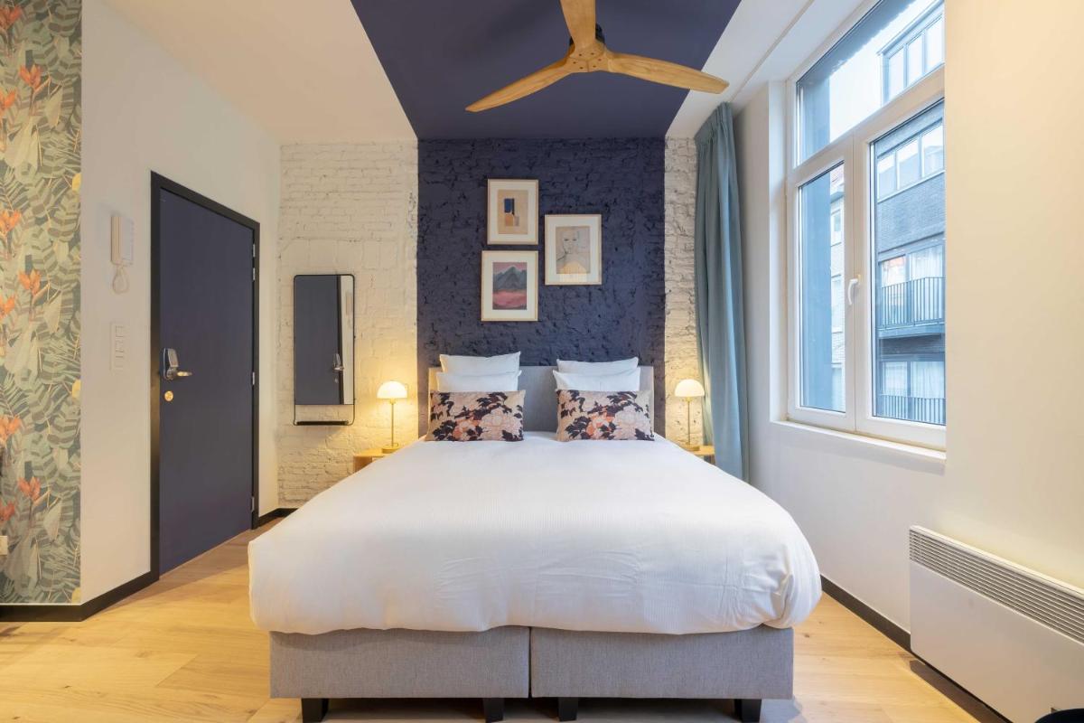 The Blue Parrot - Housity