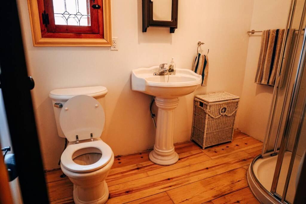 Historic Log Cabin - Housity