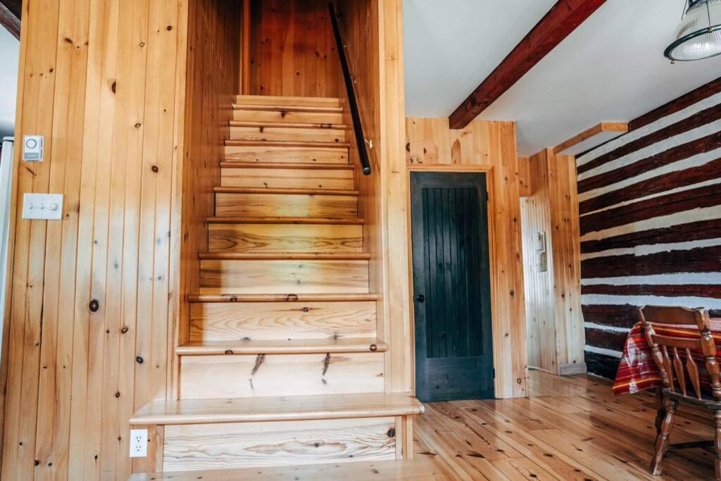 Historic Log Cabin - Housity