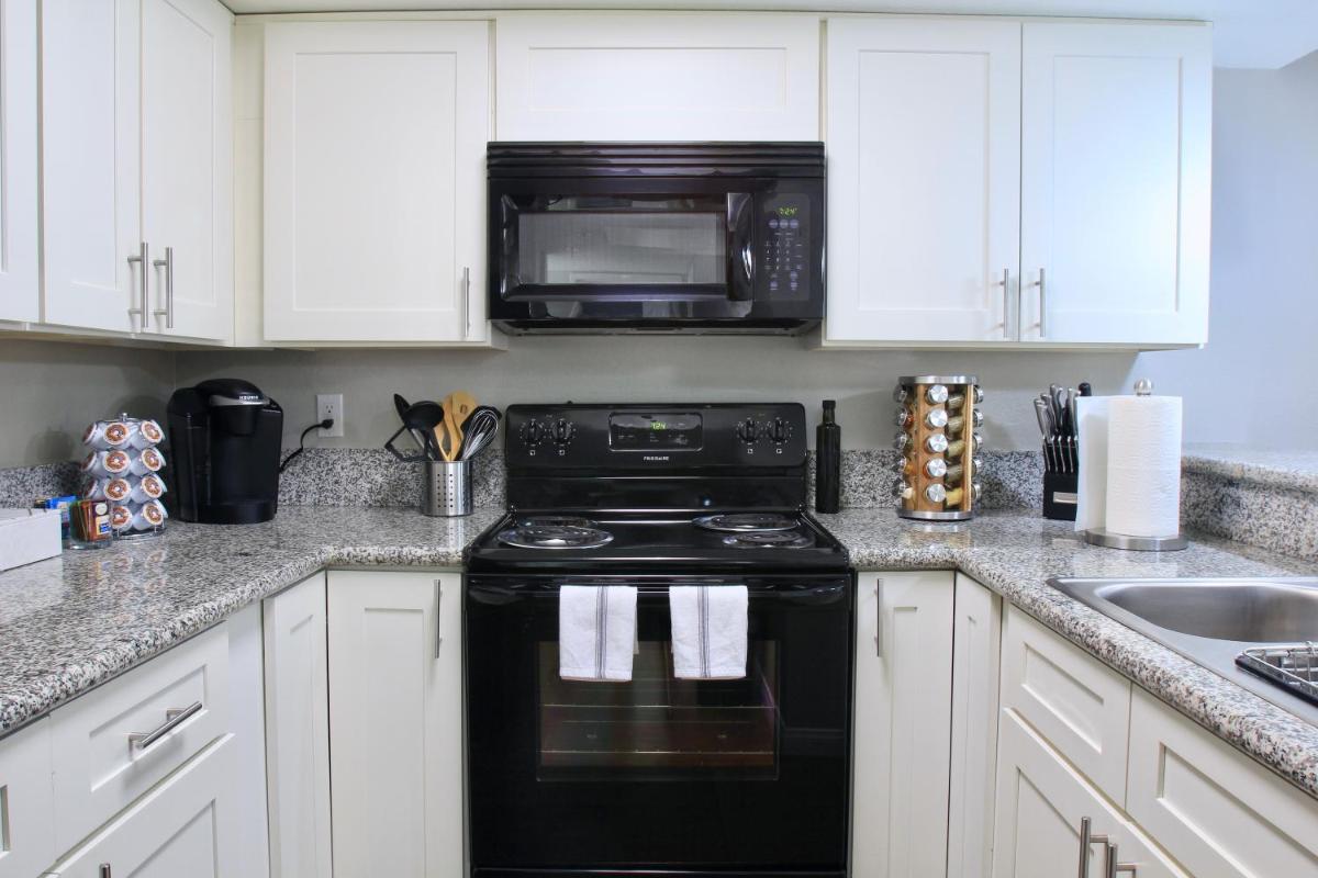 Free Parking - CHOC & St Joseph's Adjacent - STUDIO - Housity