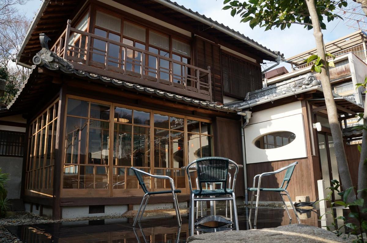 Moon's Cafe - Housity