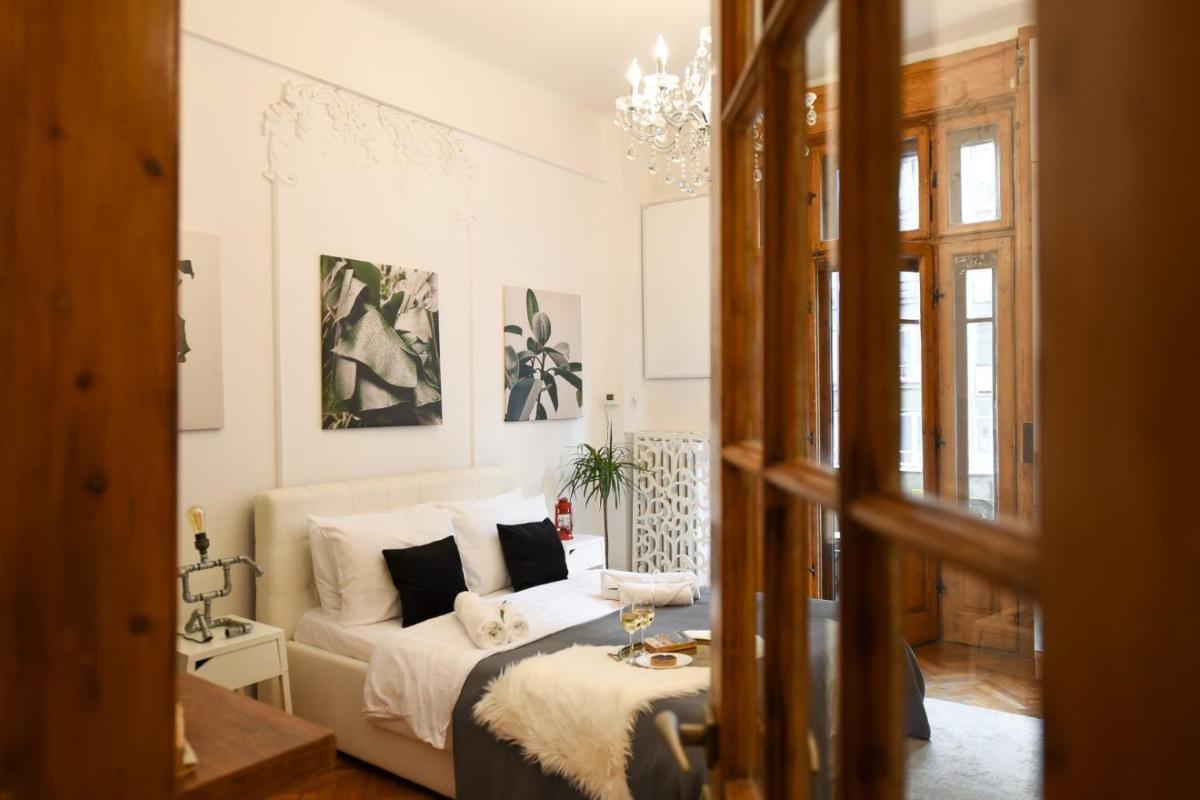 Love.Travel.Explore ♥️Apt w/ Balcony in Old Town - Housity