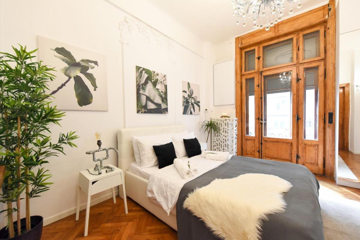 Love.Travel.Explore ♥️Apt w/ Balcony in Old Town - Housity