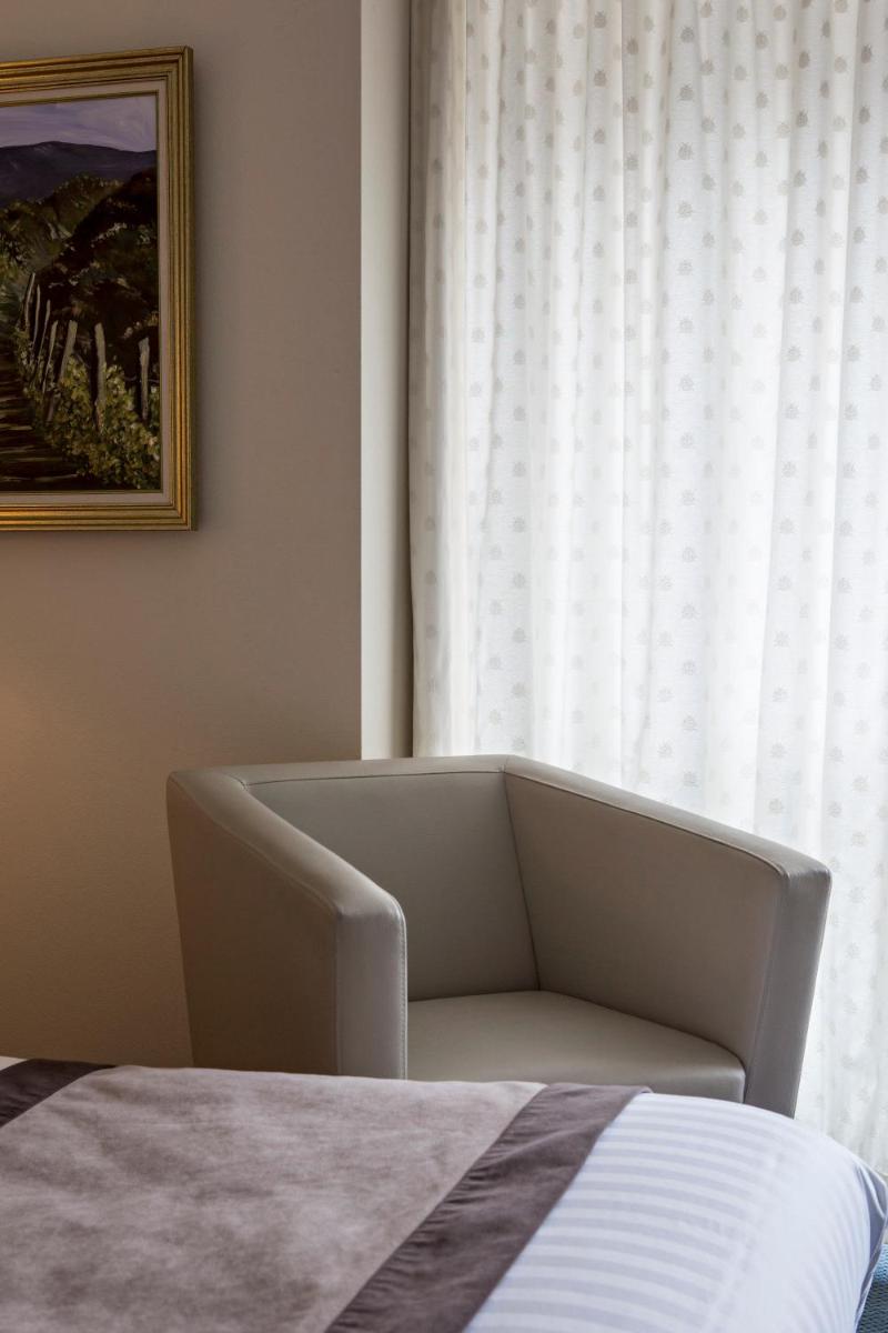 Coin salon dans l'établissement Best Western Le Relais de Laguiole Hôtel & Spa