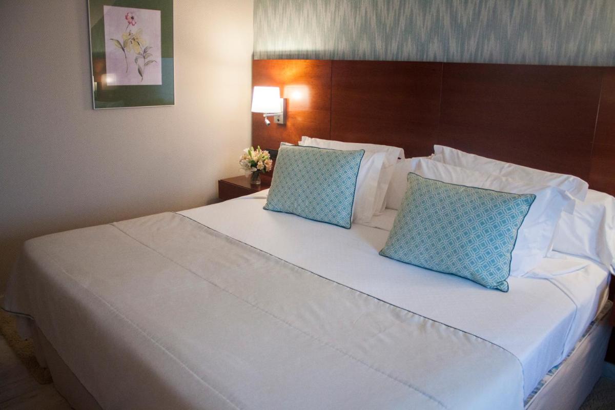 Cama o camas de una habitación en Hotel Carlos I Silgar