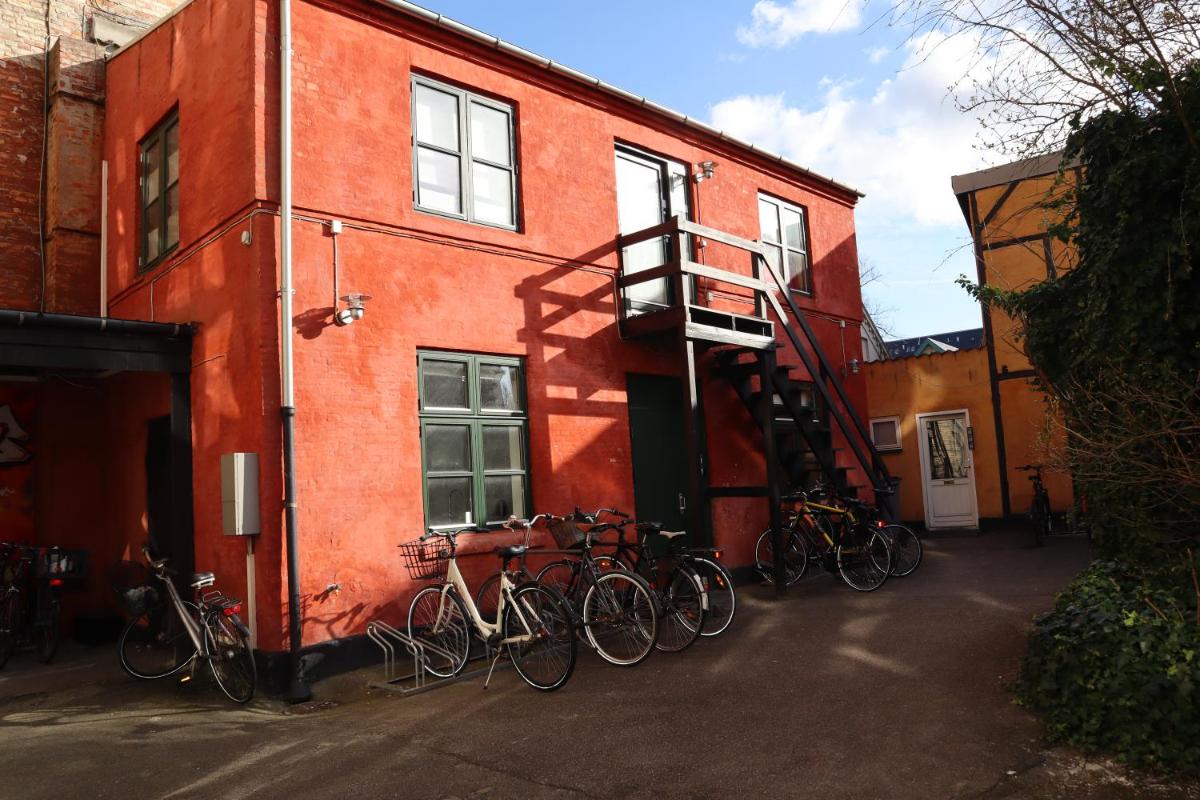 Suitetrails - Charming Red Courtyard Apartment