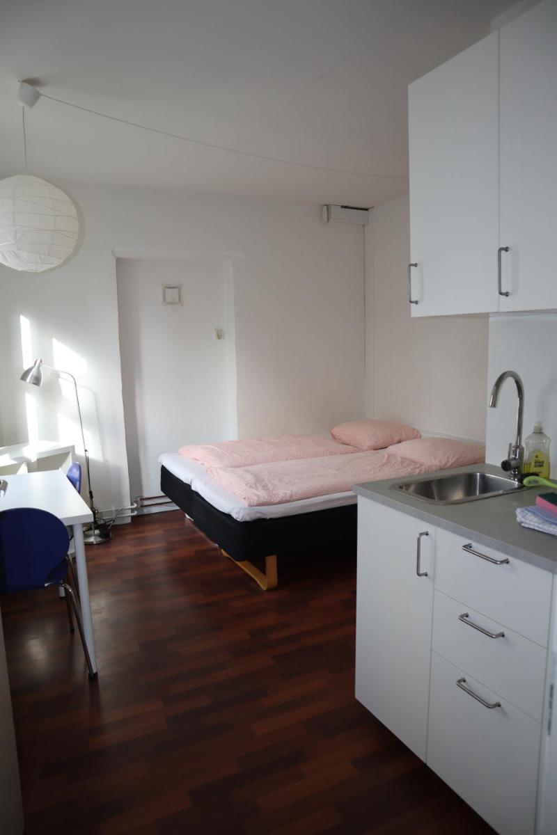 Suitetrails - Charming Red Courtyard Apartment