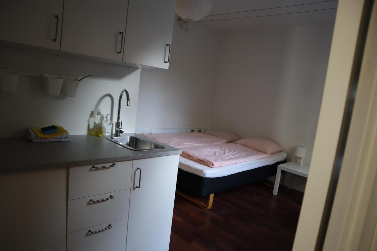 Charming Red Courtyard Apartment - Housity
