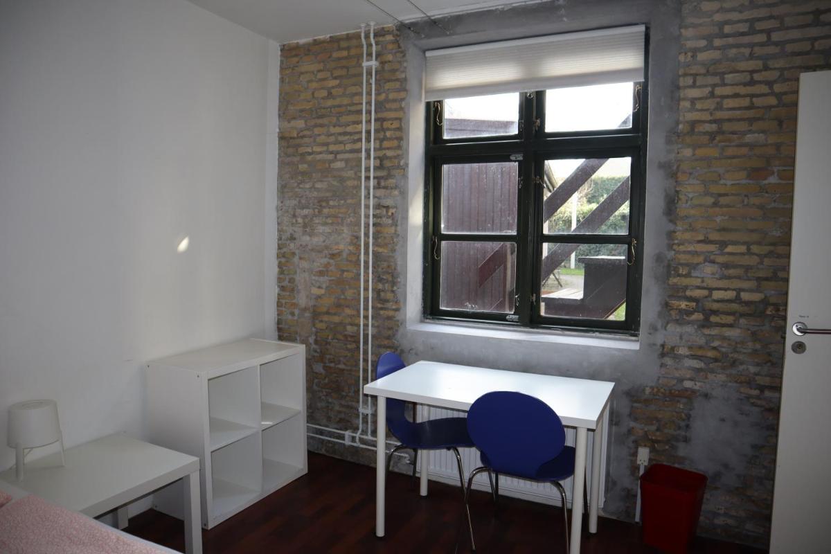 Charming Red Courtyard Apartment - Housity