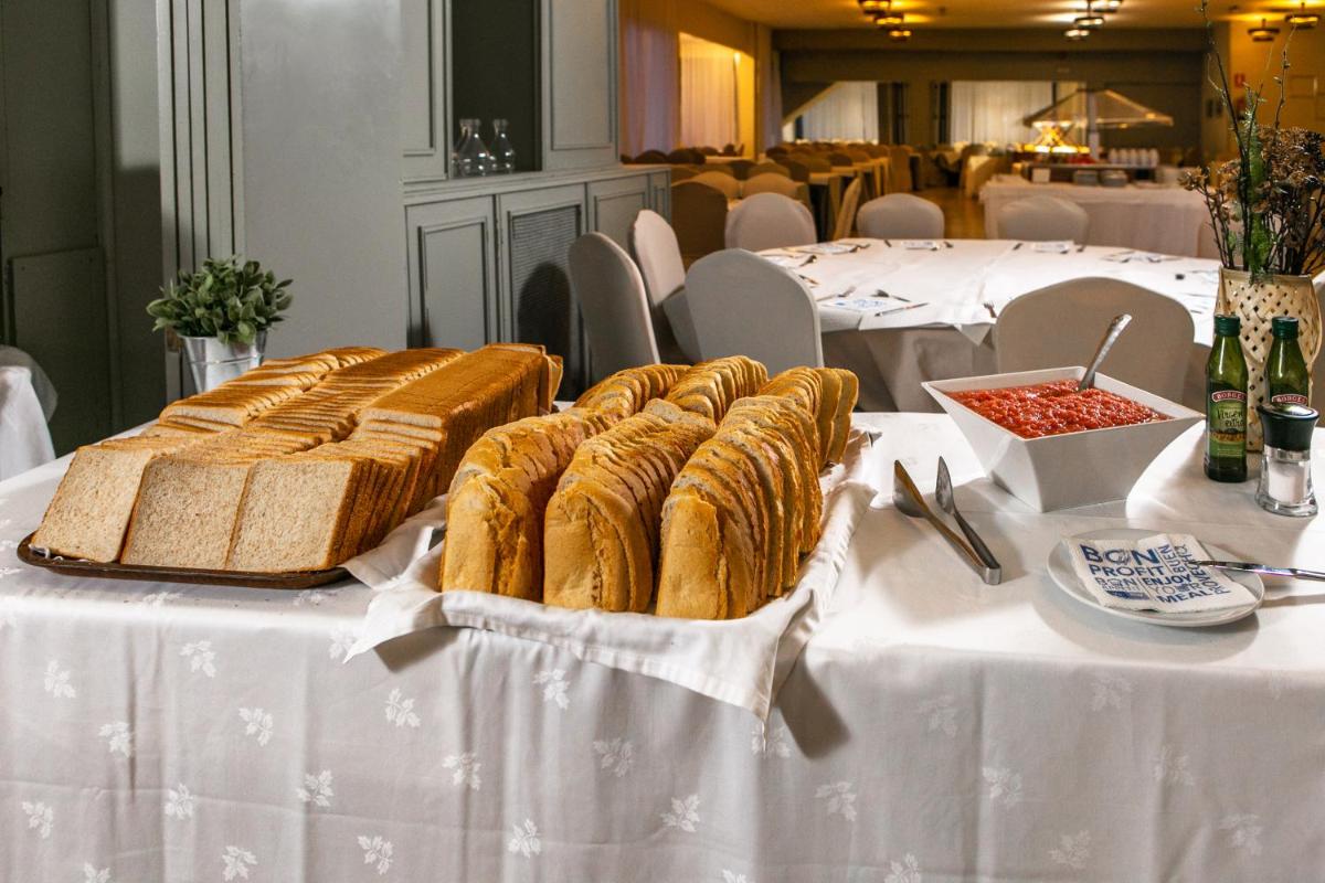 Comida en o cerca de este hotel