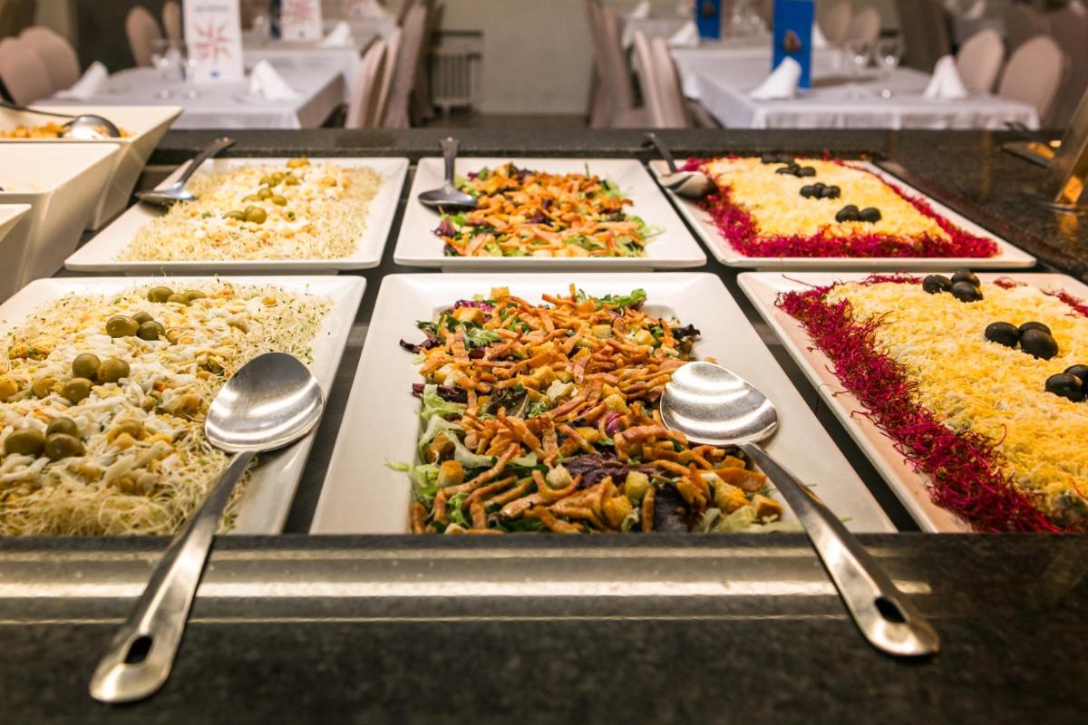 Comida en o cerca de este hotel