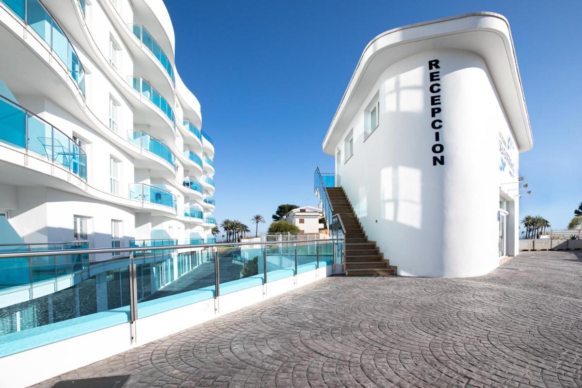un edificio blanco con una escalera al lado en Alcossebre Sea Experience, en Alcossebre