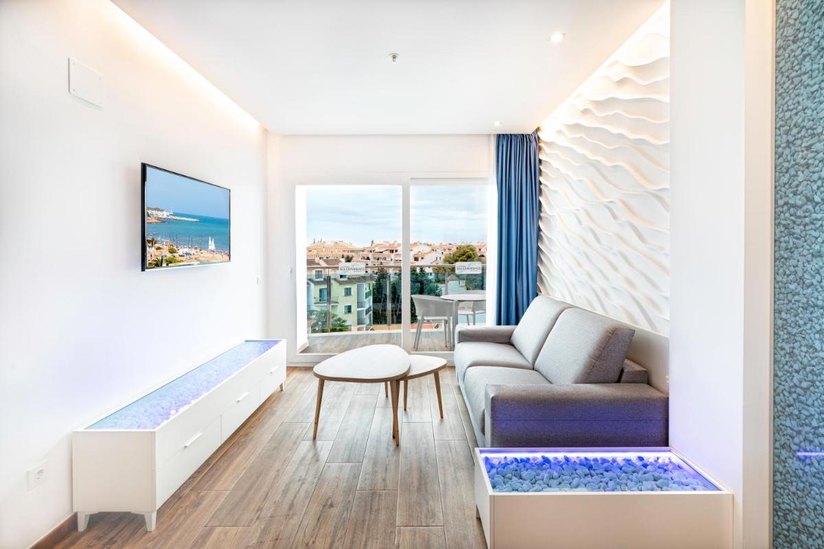 una sala de estar con un sofá y una mesa en Alcossebre Sea Experience, en Alcossebre
