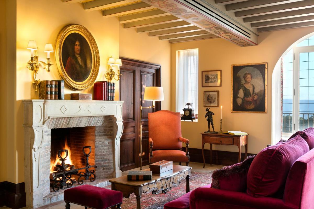 Coin salon dans l'établissement Airelles Gordes, La Bastide