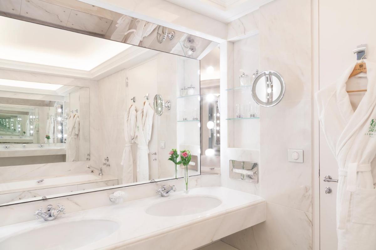 Salle de bains dans l'établissement Le Bristol Paris, Oetker Hotels