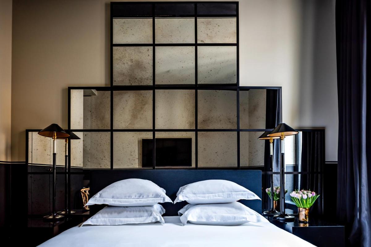 Un ou plusieurs lits dans un hébergement de l'établissement Monsieur George Hotel & Spa - Champs-Elysées