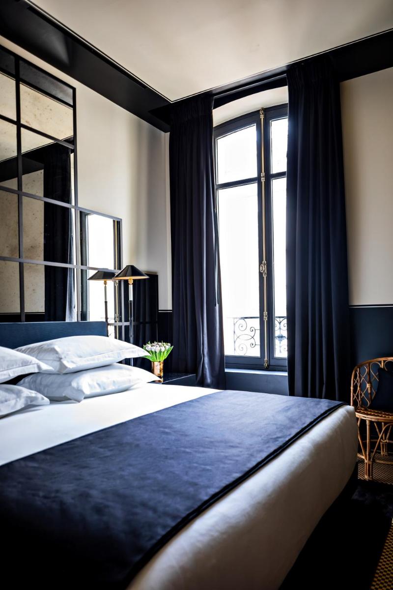 Un ou plusieurs lits dans un hébergement de l'établissement Monsieur George Hotel & Spa - Champs-Elysées