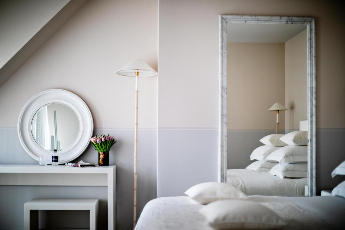 Un ou plusieurs lits dans un hébergement de l'établissement Monsieur George Hotel & Spa - Champs-Elysées
