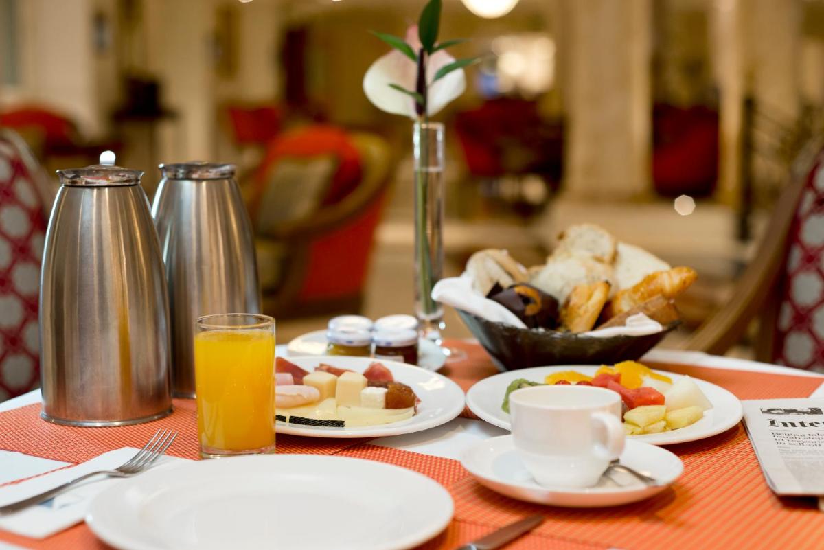 Comida en o cerca de este hotel