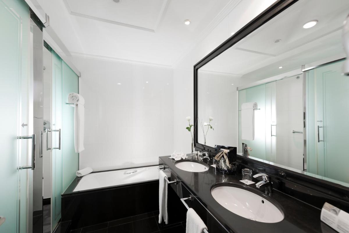 Un baño de Eurostars Palacio Buenavista