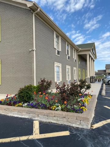 Hometown Inn & Suites - Housity