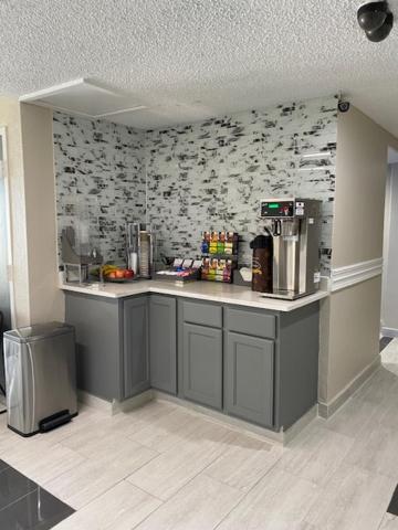Hometown Inn & Suites - Housity