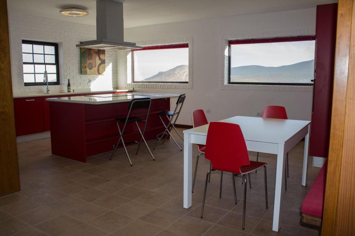 Quiet Rural House Ten Minutes From The Beach - Housity