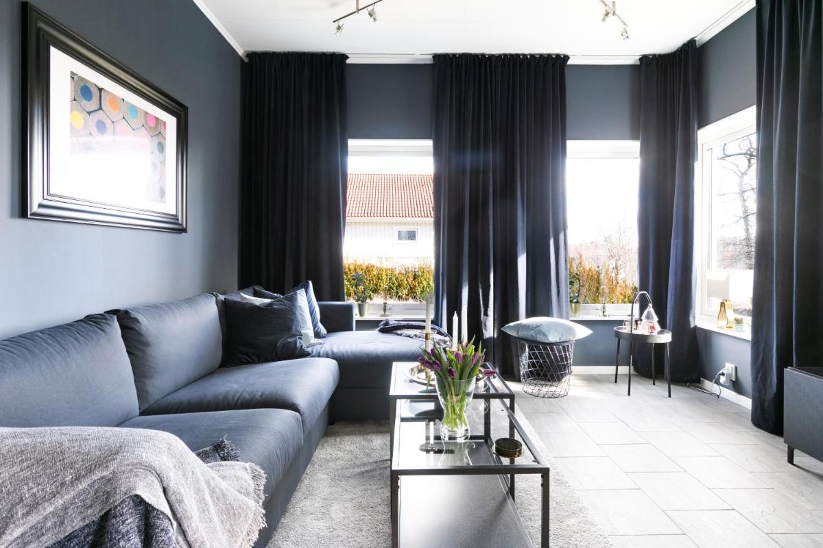 Privat lägenhet i villa 15 min från city. - Housity