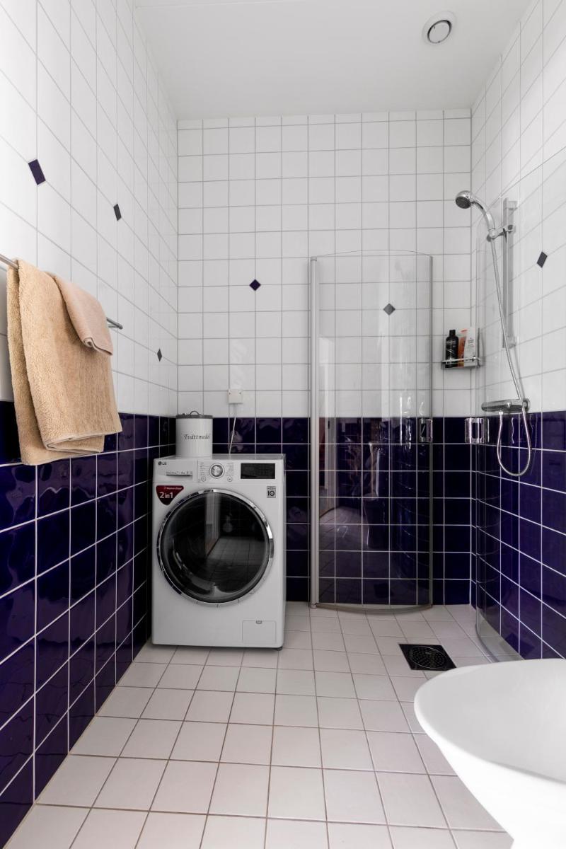 Privat lägenhet i villa 15 min från city. - Housity