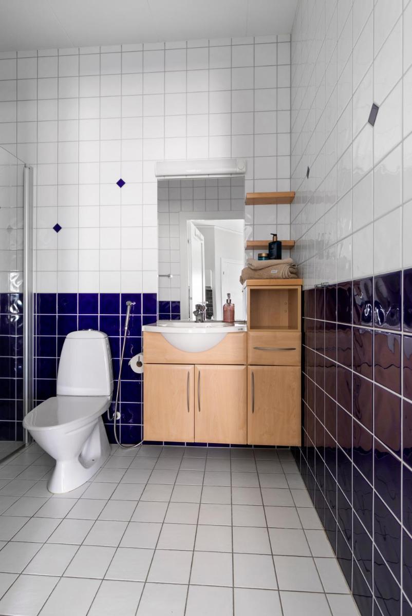 Privat lägenhet i villa 15 min från city. - Housity