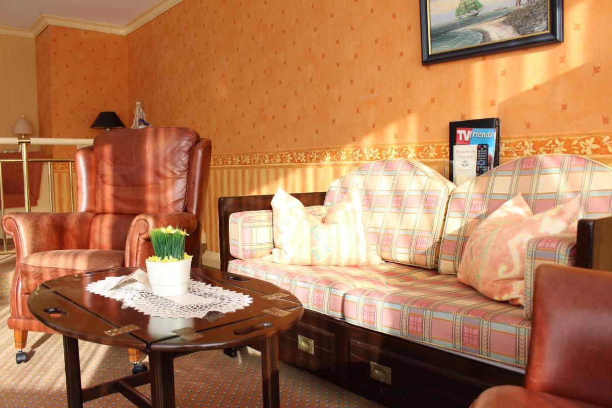 Ein Sitzbereich in der Unterkunft Hotel Strandperle
