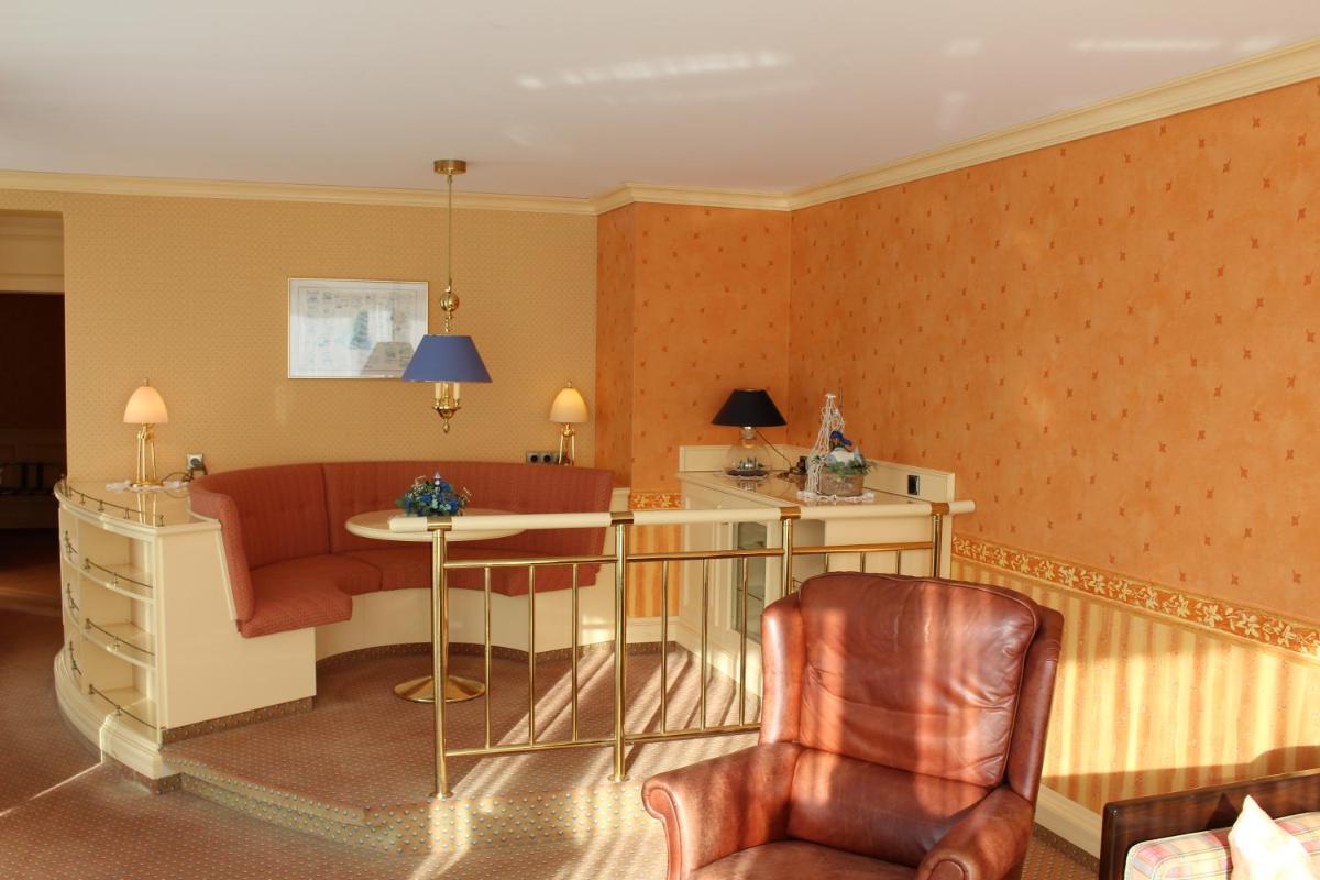 Ein Sitzbereich in der Unterkunft Hotel Strandperle