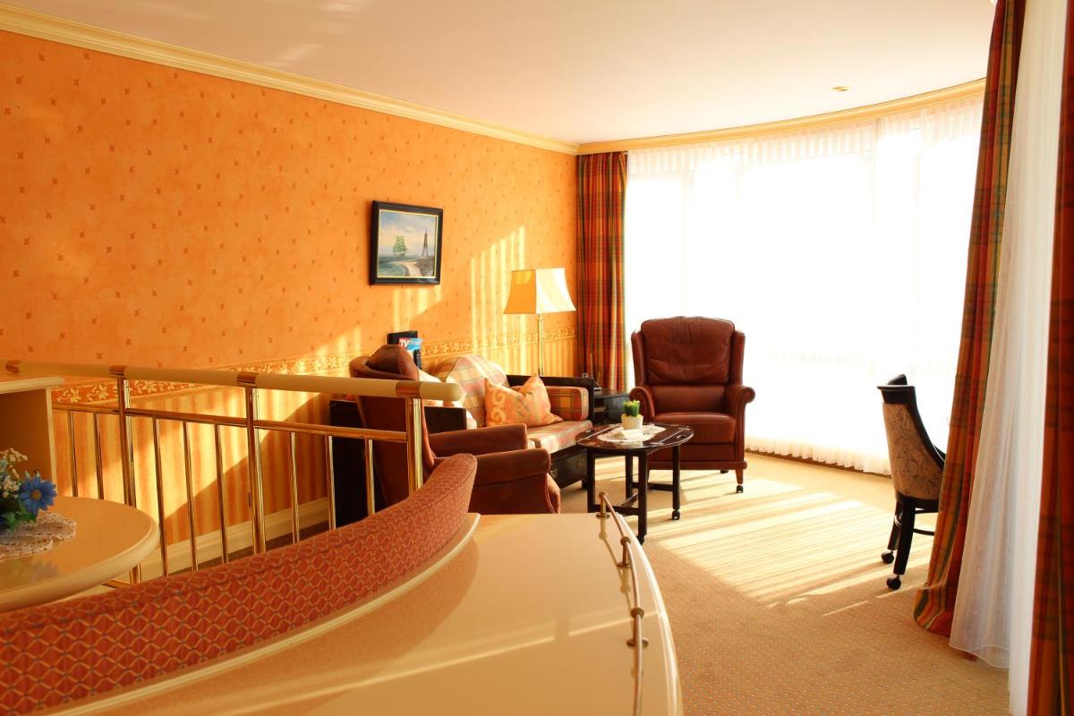 Ein Sitzbereich in der Unterkunft Hotel Strandperle