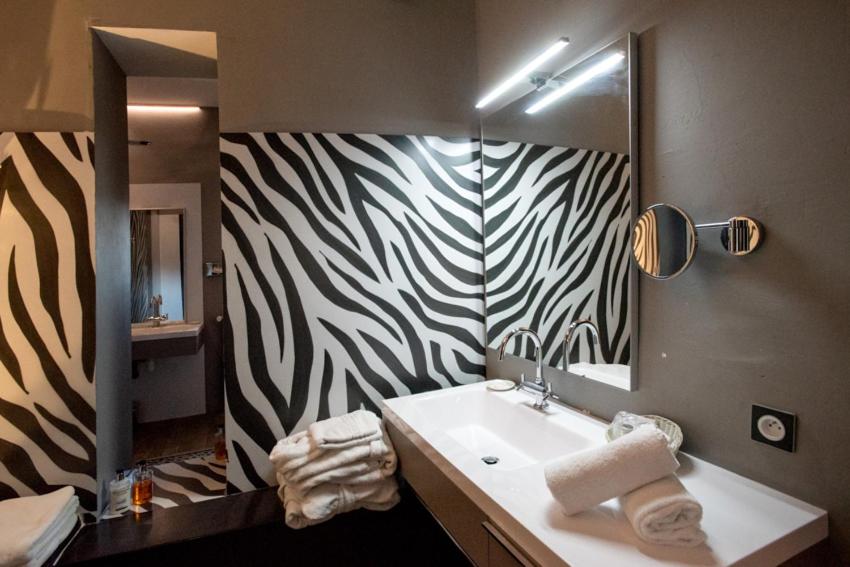 Salle de bains dans l'établissement Le Castellas Hotel & SPA - TERITORIA