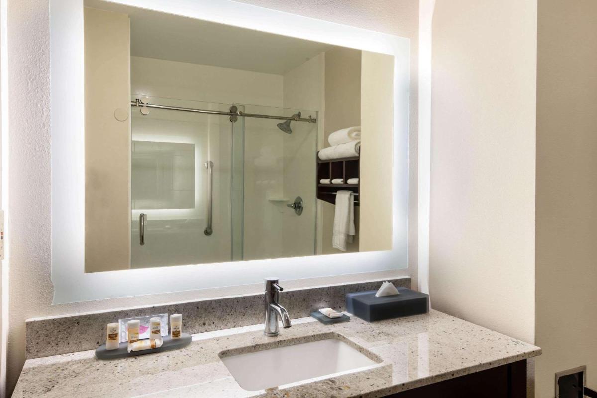 La Quinta by Wyndham LaGrange / I-85 - Housity