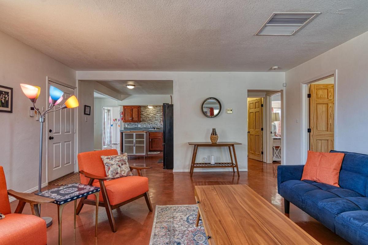 Harmonic House in a Joshua Tree commnuity - Housity