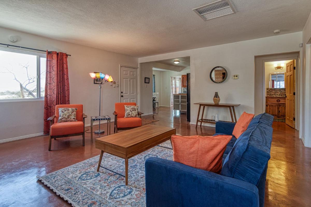 Harmonic House in a Joshua Tree commnuity - Housity