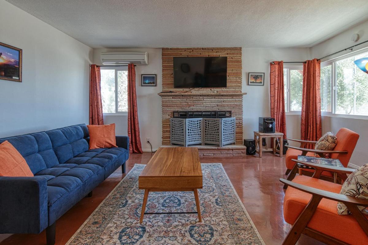 Harmonic House in a Joshua Tree commnuity - Housity