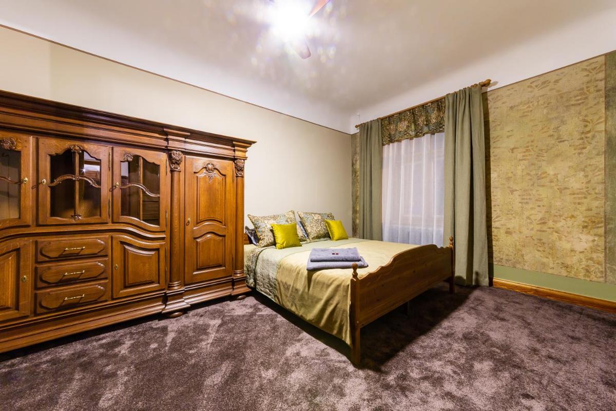 Ancient Storie's AP 65sqm Renovated Free parking - Housity