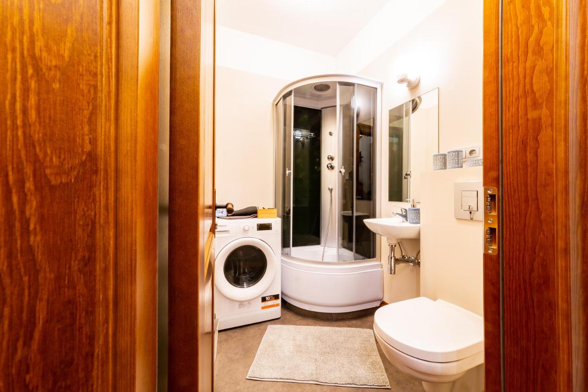 Ancient Storie's AP 65sqm Renovated Free parking - Housity
