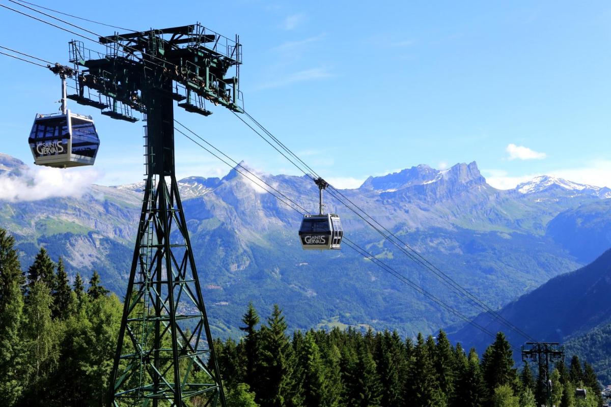 Vue générale sur la montagne ou vue sur la montagne depuis l'hôtel