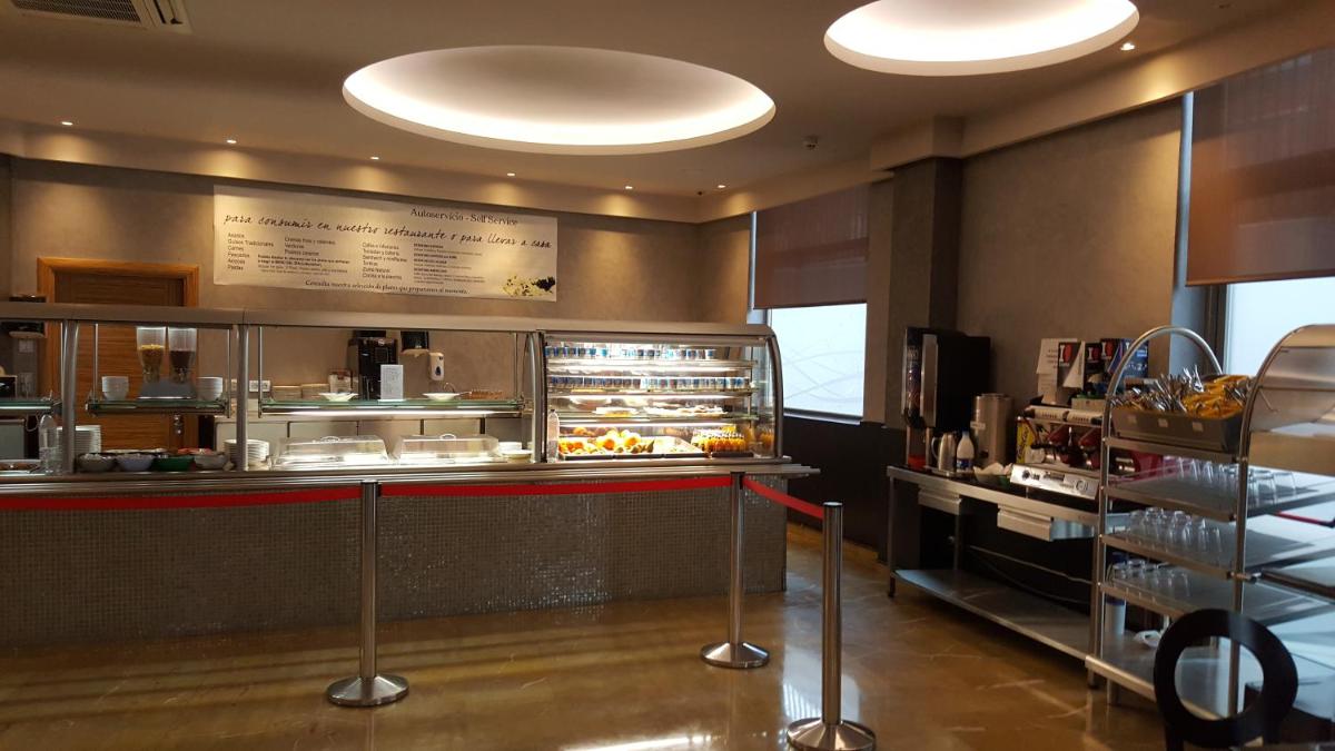 Comida en o cerca de este hotel