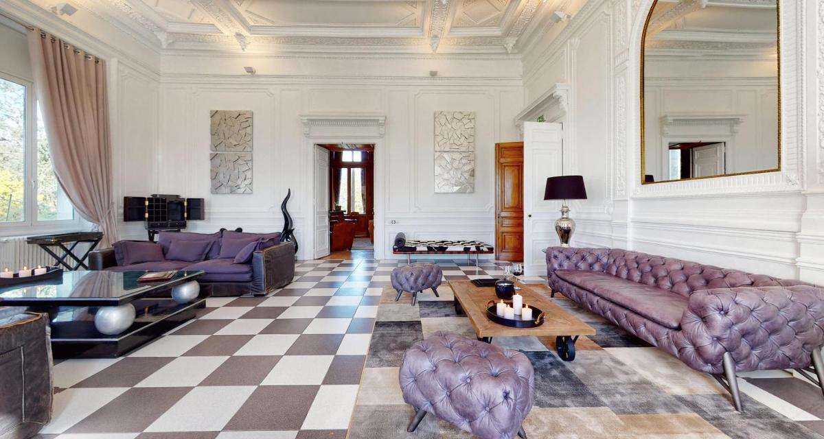 - un salon avec des canapés et un sol en damier dans l'établissement Château de Tressé, à Pouancé