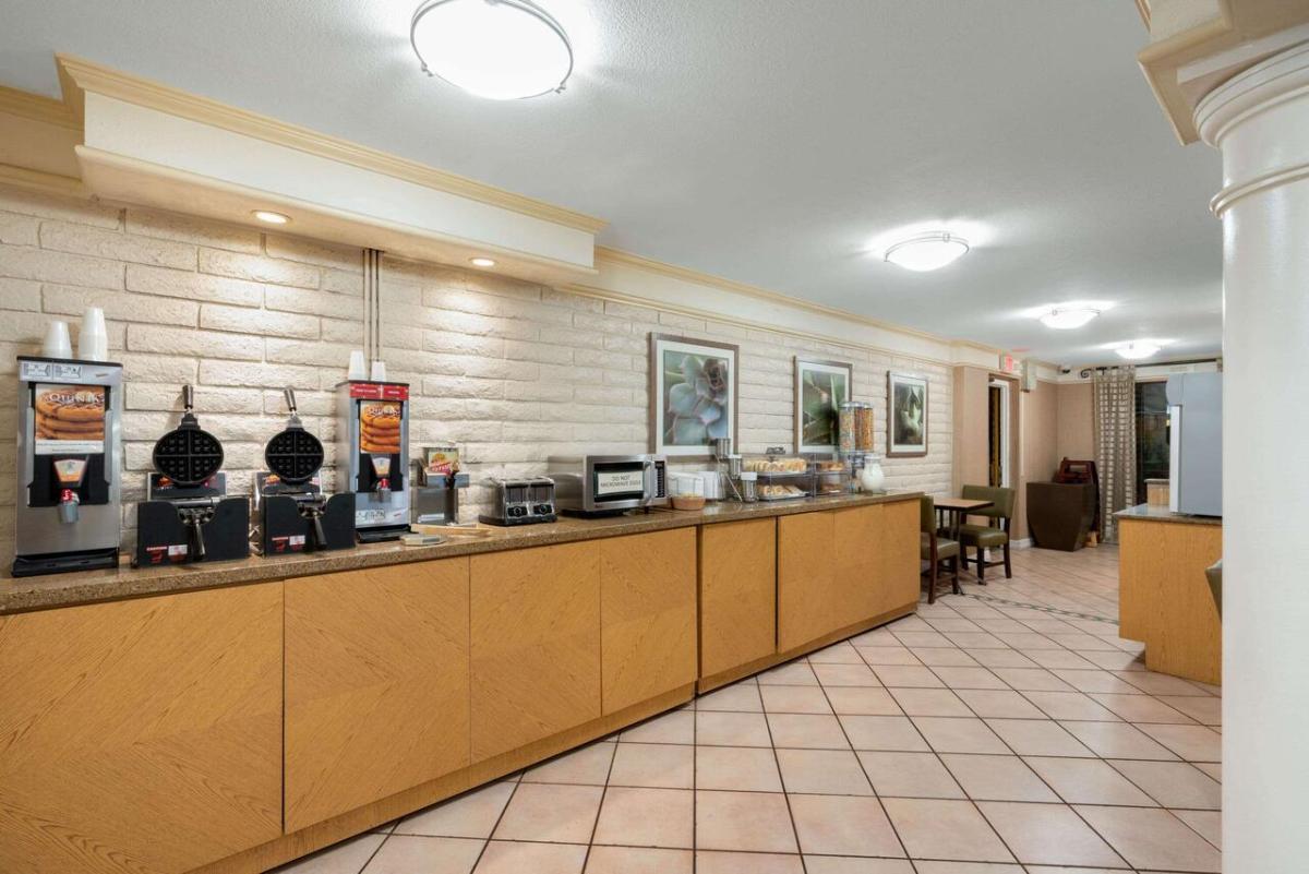 La Quinta Inn by Wyndham Phoenix Sky Harbor Airport - Housity