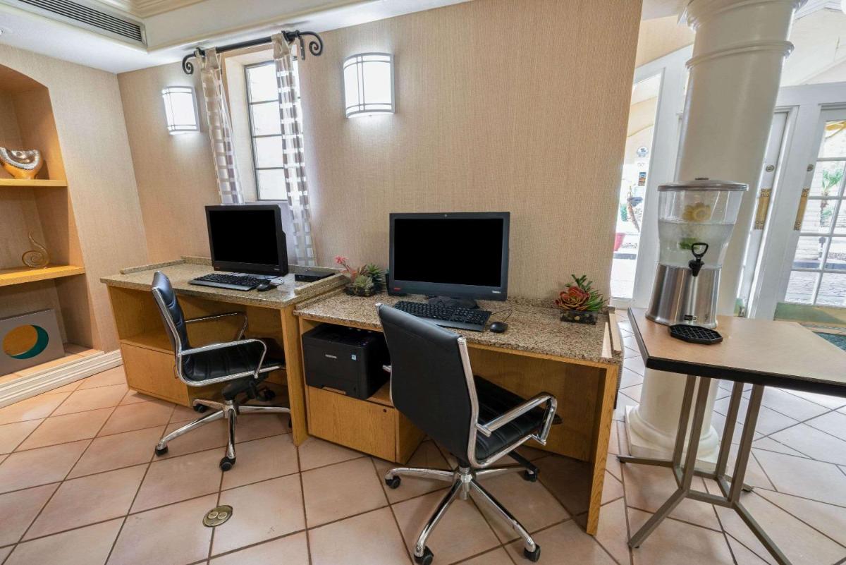La Quinta Inn by Wyndham Phoenix Sky Harbor Airport - Housity