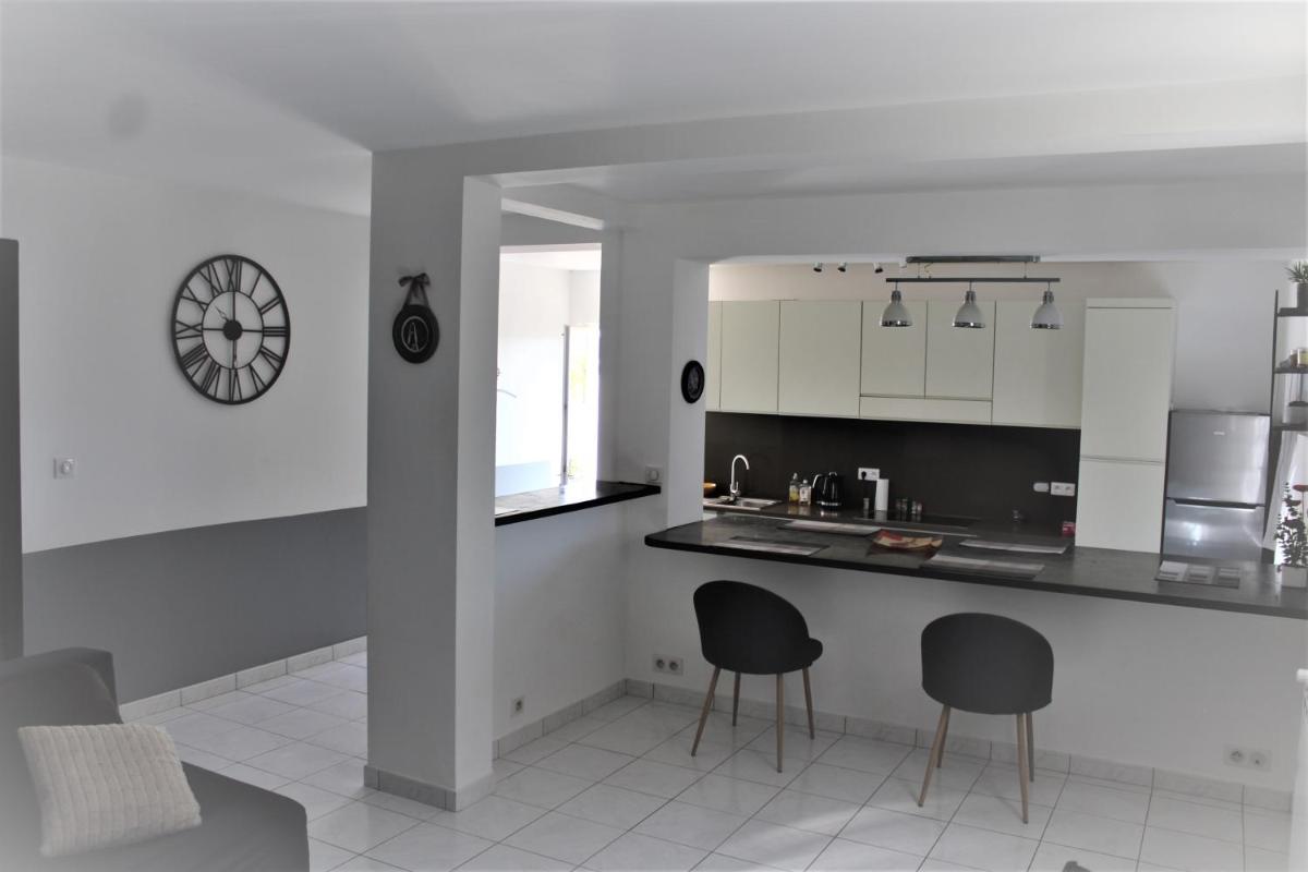 Rez de villa avec beau jardin et belle vue - Housity