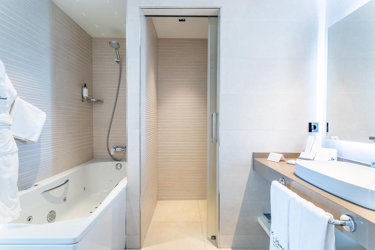 Un baño de Hotel Lava Beach