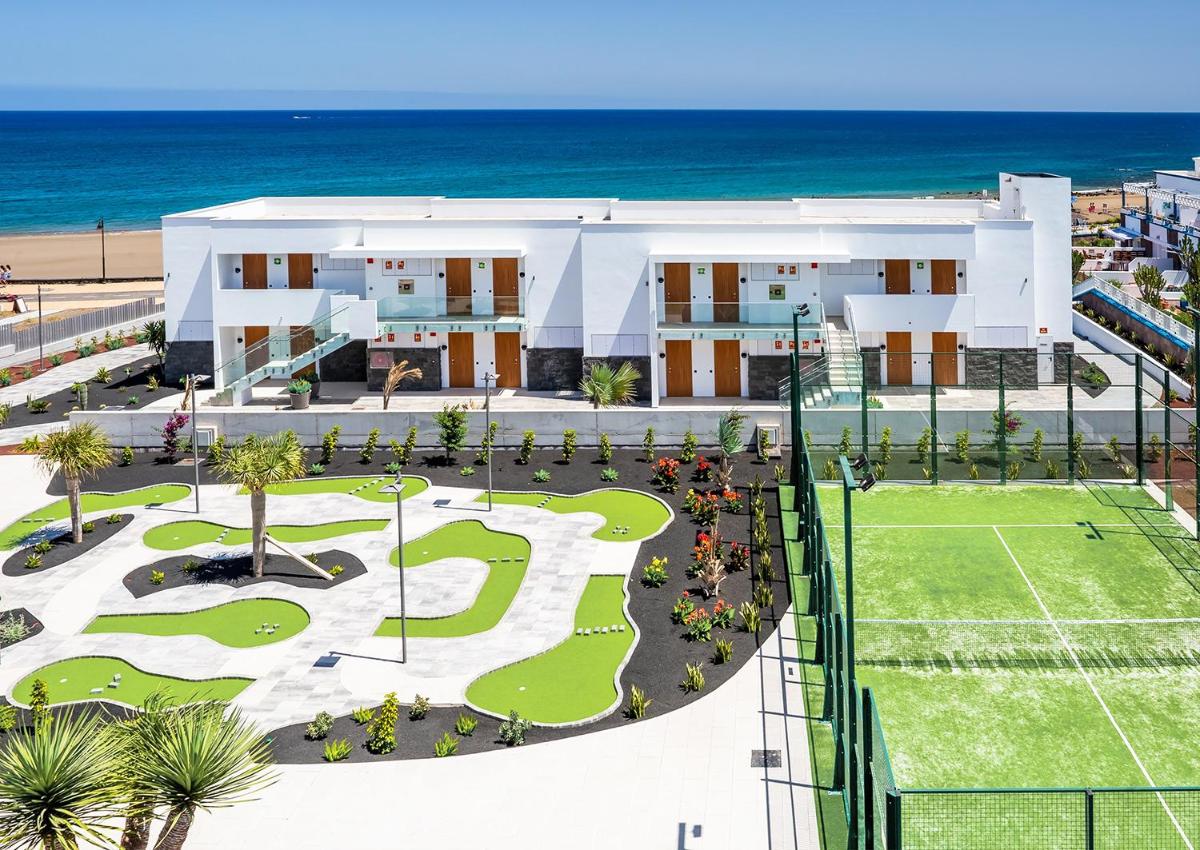 Instalaciones para jugar a tenis o squash en Hotel Lava Beach o alrededores