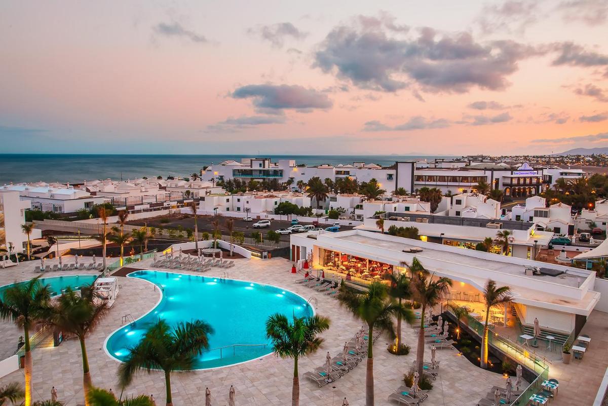 Una vista aérea de un complejo turístico con piscina. en Hotel Lava Beach, en Puerto del Carmen