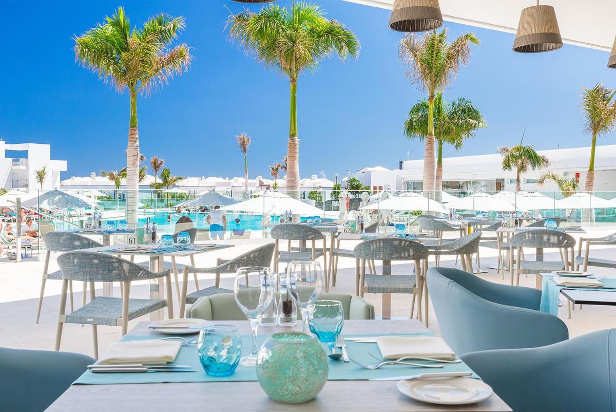 Un restaurante o sitio para comer en Hotel Lava Beach